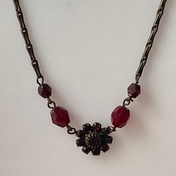 Vintage bronze gold Red Beaded Necklace with Floral crystal red Accent - Picture 2 of 6